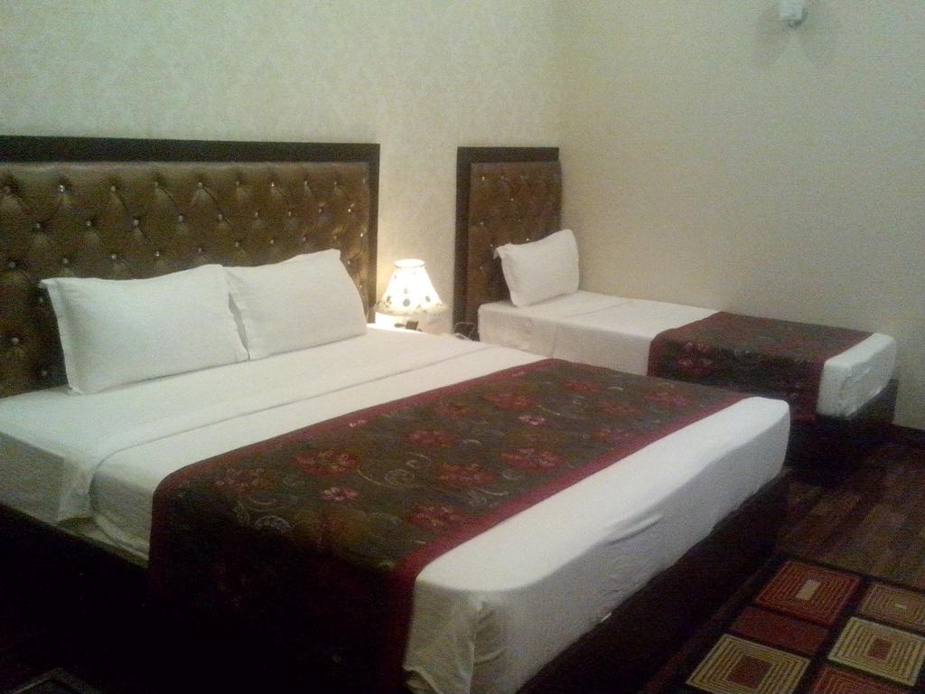 Hotel Krishnam Vrindāvan Chambre photo